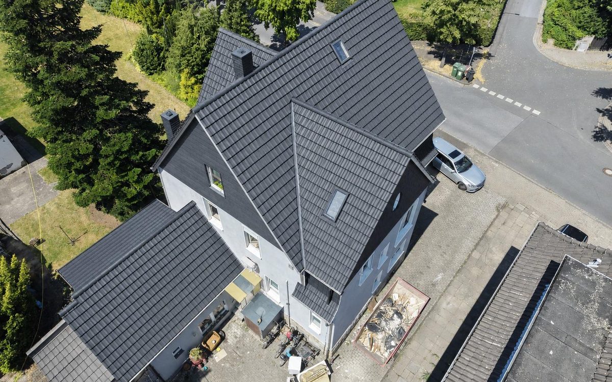 Saniertes Steildach mit neuer anthrazitfarbener Eindeckung, Drohnenaufnahme