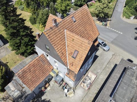 Dasselbe Haus vor der Sanierung mit alten roten Ziegeln