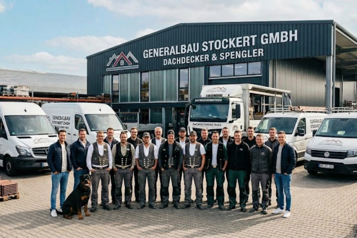 Das Team der Generalbau Stockert GmbH mit Dachdeckermeister Willi Stockert vor der Betriebshalle in Westerkappeln